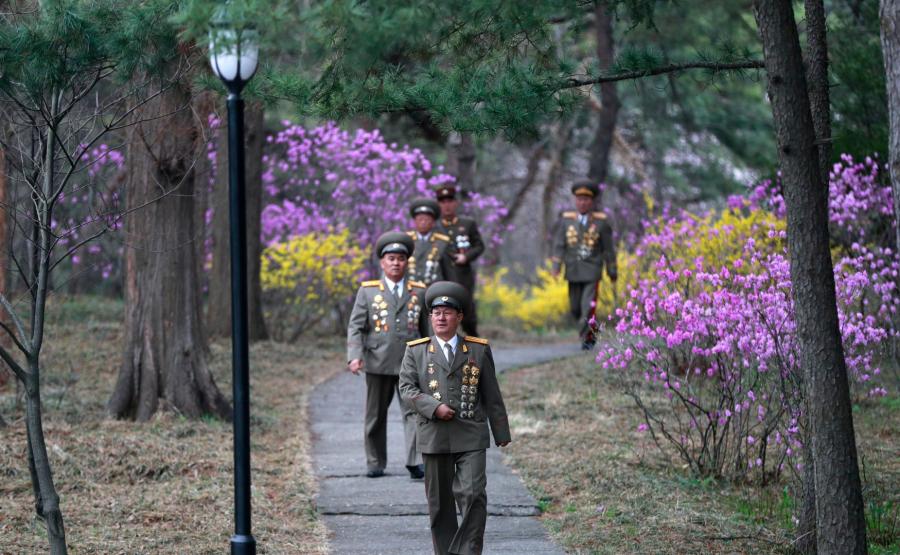 Wojskowi w miejscu urodzin Kim Il Sunga