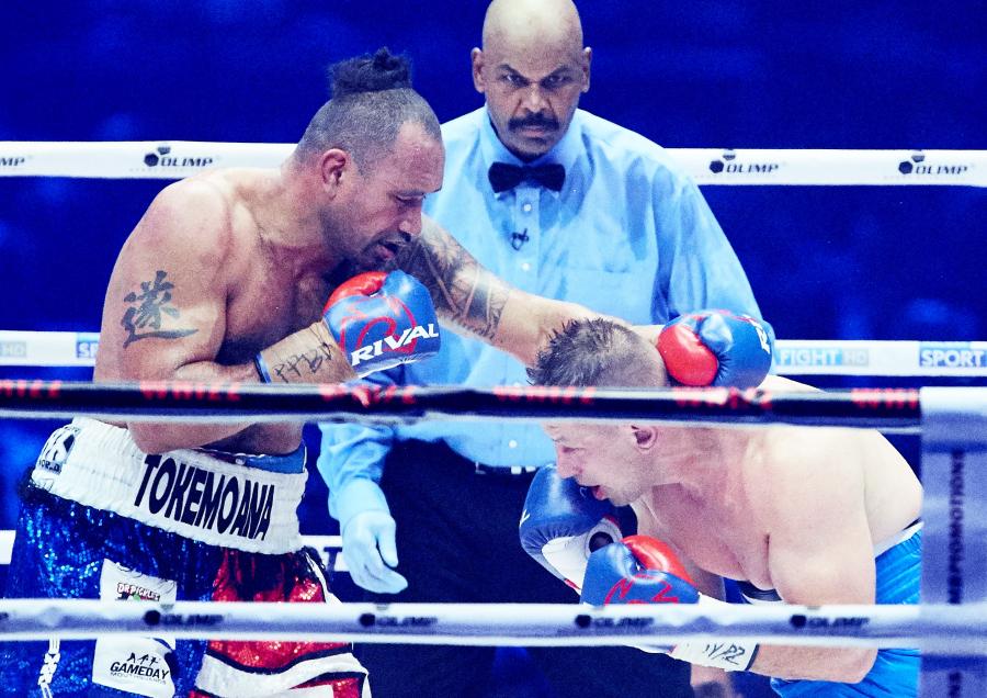 Tomasz Adamek i Solomon Haumono podczas walki wieczoru w trakcie gali bokserskiej Polsat Boxing Night