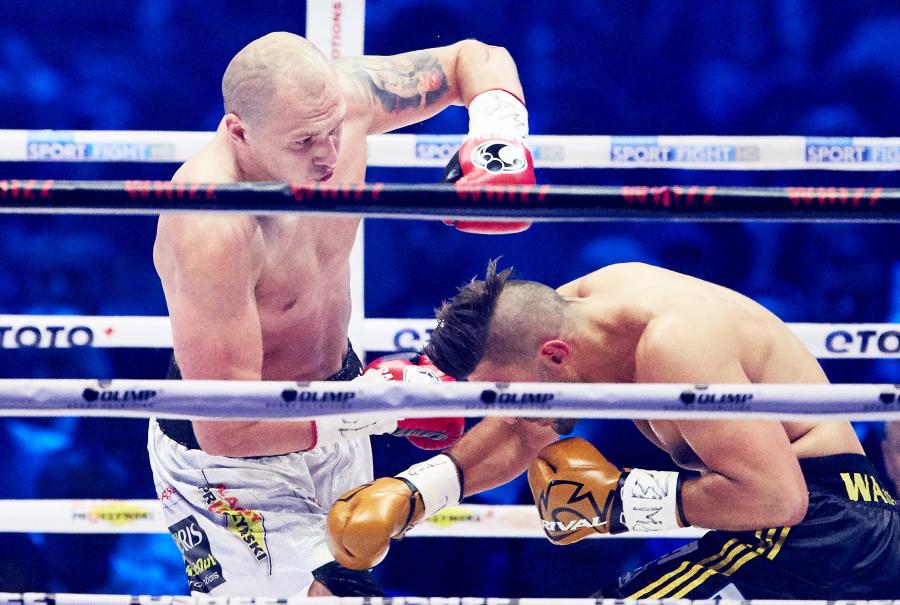 Krzysztof Głowacki i Hizni Altunkaya podczas walki w trakcie gali bokserskiej Polsat Boxing Night