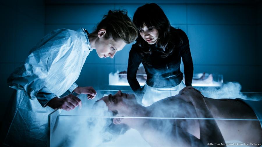 Agata Buzek, Olga Bołądź oraz Piotr Polak w filmie "Człowiek z magicznym pudełkiem"; fot. Bartosz Mrozowski/Alter Ego Pictures
