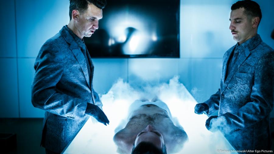Wojciech Zieliński, Jakub Kamieński oraz Piotr Polak w filmie "Człowiek z magicznym pudełkiem"; fot. Bartosz Mrozowski/Alter Ego Pictures