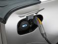 Dodatkowo, pojazd cechuje nowo opracowany hybrydowy system Mitsubishi Plug-in, w którym elektroniczny układ elektryczny automatycznie przełącza się na optymalny tryb jazdy stosownie do warunków drogowych i dostępnej energii akumulatora
