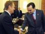 Tusk dostał od Sikorskiego alkohol