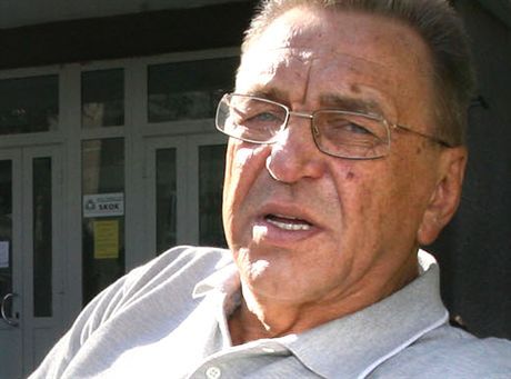 BIALYSTOK 27/09/2006SZPITAL SPSK W BIALYMSTOKUN/Z ANDRZEJ NIEMCZYKTRENER SIATKOWKIPRZED BUDYNKIEM SZPITALAFOT: JAN MALEC