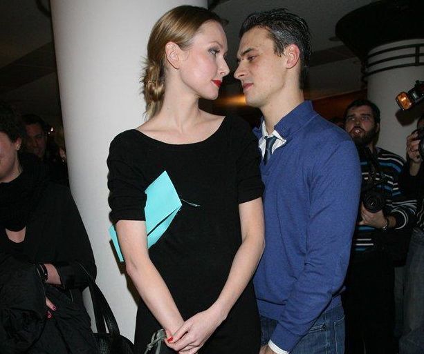 Mateusz Damięcki z żoną