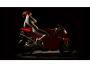 Naga kobieta i Ducati. Autorką zdjęć jest młoda artystka fotografii, Elizabeth Raab - jej specjalnością są kreatywne portrety. Ze zdjęć wykonanych jej ręką biją silne emocje. Fotografie, które możecie obejrzeć w naszej galerii można kupić w większych rozmiarach na stronie Ducati Art.
