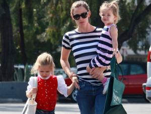 Jennifer Garner z córkami nawet spacerze wygląda modnie.