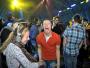 Zabawa w hangarze Silent Disco przy muzyce, którą słychać tylko przez słuchawki