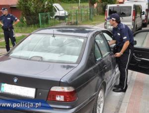 Uwięziła dziecko w BMW i poszła na zakupy