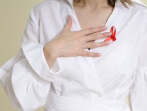 Osoby zakażone HIV lub chore na AIDS powinny mieć prawo do kontynuowania swojej pracy