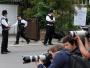 Policja i fotoreporterzy na placu Camden