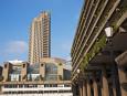 Barbican Centre w sercu Londynu. Oddany do użytku w 1982 roku jest dużym centrum sztuki, sam budzi duże kontrowersje nawet wśród mieszkańców Londynu
