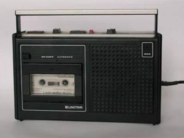 Magnetofon kasetowy Unitry wzorowany na wyrobie licencjonowanym przez firmę Grundig