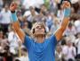 Gest radości Rafaela Nadala po pokonaniu Rogera Federera w finale French Open; czerwiec 2011