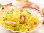 Curry, które ma w swoim składzie m.in. kurkumę, zalecana jest osobom w podeszłym wieku, gdyż pomaga w leczeniu alzheimera. Poza tym dowiedziono, że zmniejsza stan zapalny w organizmie i hamuje wzrost komórek nowotworowych. Poza tym jedna łyżeczka curry zawiera tyle samo przeciwutleniaczy co pół szklanki winogron - czyli działa silnie odmładzająco. (Curry idealnie komponuje się z mięsem lub rybami w pikantnej zalewie oraz ryżem, który gotowany z przyprawą, barwi się na żółty kolor).