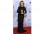 Jessica Lange na rozdaniu Złotych Globów nie epatowała dekoltami czy ozdobami. Gwiazda wybrała skromną, czarną suknię, która zasłaniała całe ciało, ale podkreśliła jednak wciąż bardzo smukłą figurę gwiazdy. Twarz aktorki też prezentuje się znakomicie – Lange ma przecież już 62 lata!