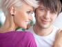Nawet 35 sygnałów na godzinę. Oto, jak kobiety zapraszają do flirtu