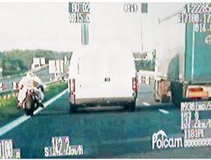 Pirat na motocyklu w sześć minut zarobił sto punktów karnych