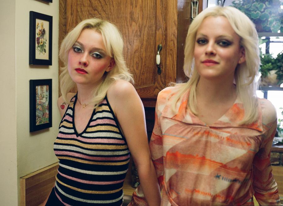 Riley Keough i Dakota Fanning w filmie "The Runaways"