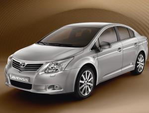 Nowa toyota avensis z każdej strony