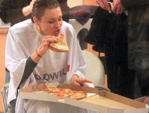 Anna Popek zamieszkała u fryzjera