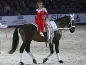 Tak Czesia z Klanu wygina się na koniu