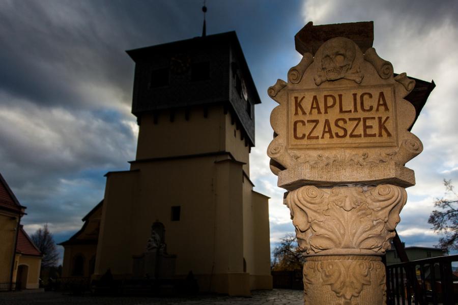 NIEZWYKŁA KAPLICA CZASZEK W CZERMNEJ
