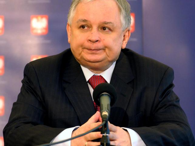 Lech Kaczyński tłumaczył, że ustawa działa wstecz, bo pozwala pracować w obecnym wywiadzie i kontrwywiadzie osobom, które nie przeszły weryfikacji.