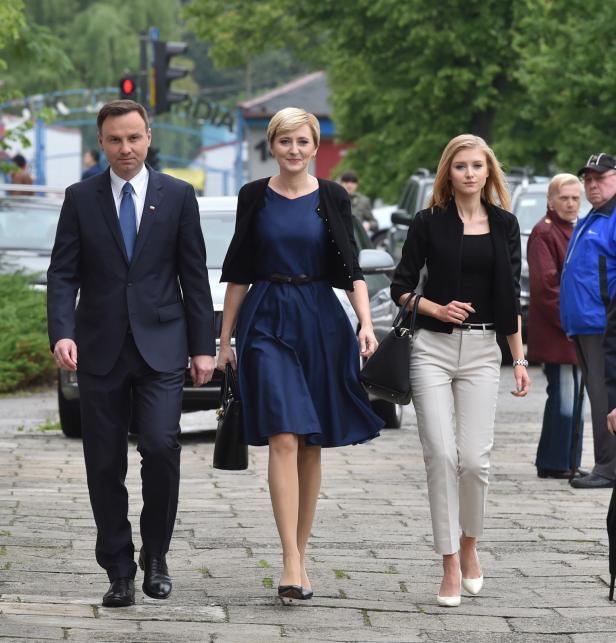 Andrzej Duda w towarzystwie żony Agaty i córki Kingi w drodze na głosowanie w jednej z obwodowych komisji wyborczych w Krakowie