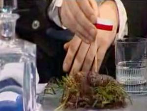 Polską flagą w psiej kupie zajmie się sąd