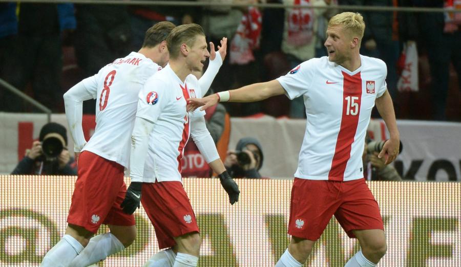 Strzelec gola Grzegorz Krychowiak, Łukasz Piszczek i Kamil Glik fetują bramkę strzeloną reprezentacji Irlandii w meczu grupy D eliminacji piłkarskich mistrzostw Europy 2016