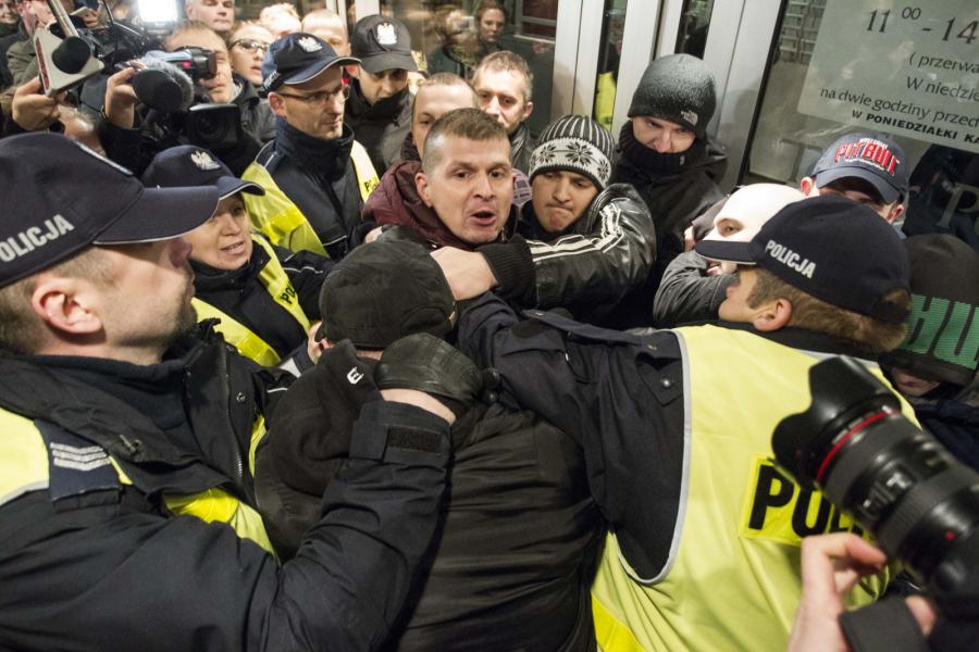 Przepychanki z policją przed Teatrem Polskim we Wrocławiu