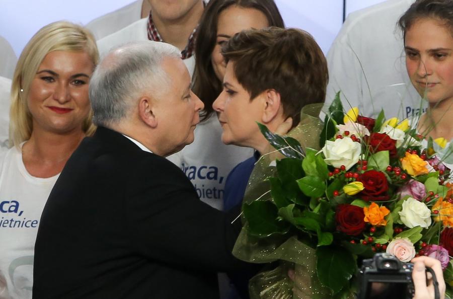 Jarosław Kaczyński oraz wiceprezes PiS, kandydatka na premiera Beata Szydło w trakcie wieczoru wyborczego Prawa i Sprawiedliwości