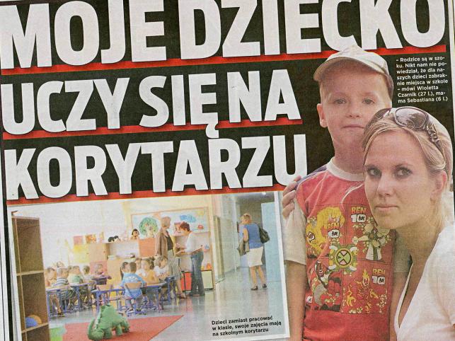 Sześciolatki uczą się na korytarzu