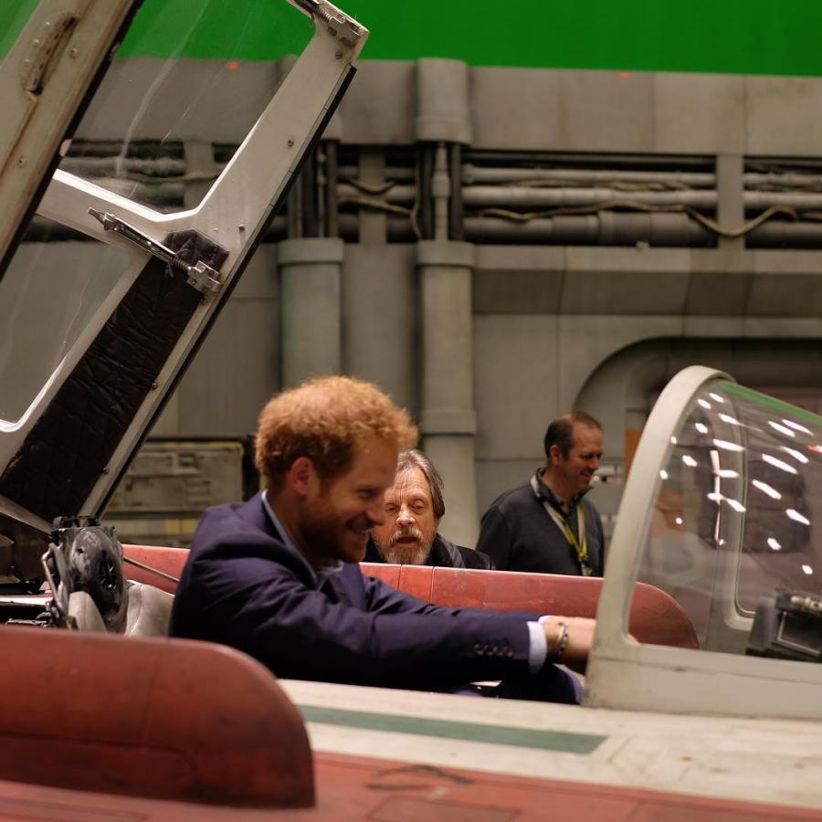 Książę Harry i Mark Hamill na planie "Gwiezdnych wojen"
