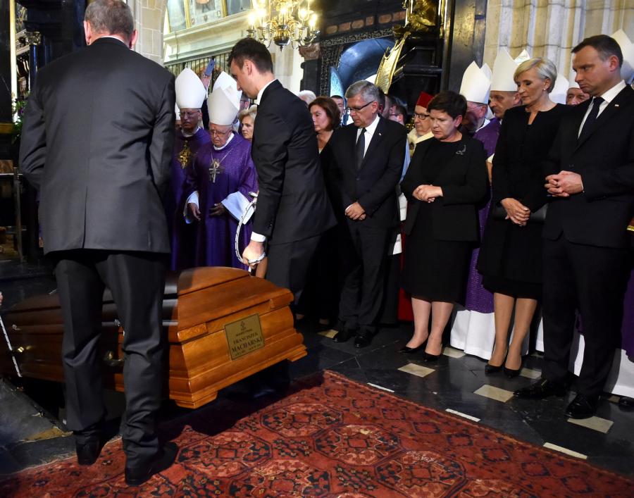 Prezydent Andrzej Duda (P), z żoną Agatą Kornhauser-Dudą (2P), premier Beata Szydło (3L), marszałek Senatu Stanisław Karczewski (4P) oraz wicemarszałek Sejmu Małgorzata Kidawa-Błońska (5P) podczas uroczystości w katedrze