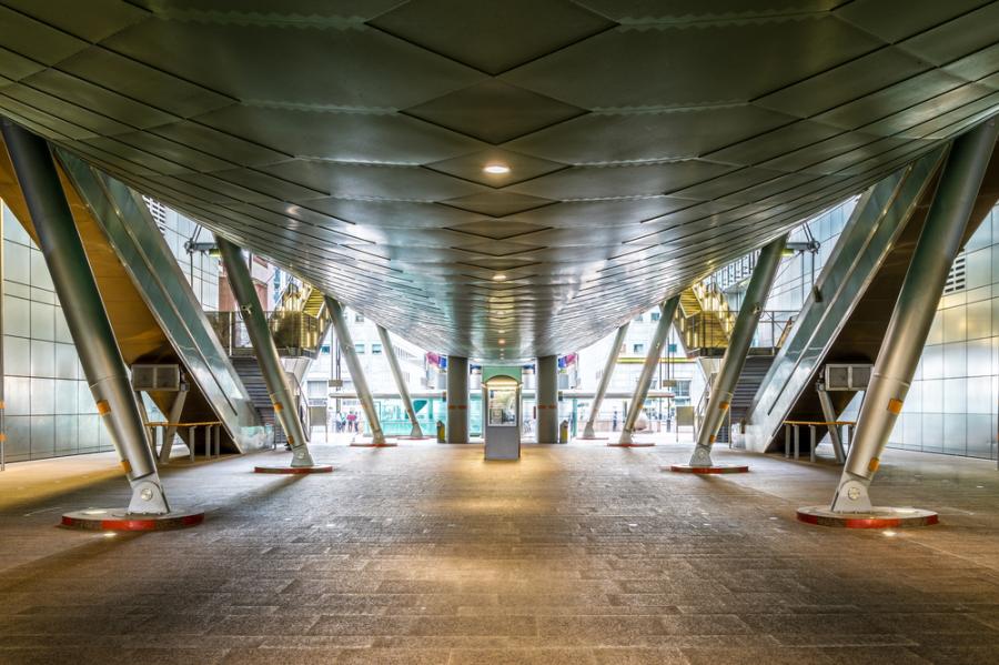 Najdziwniejszym miejscem, w którym kręcono zdjęcia była londyńska stacja - Canary Wharf. Ma tak futurystyczny wygląd, że to właśnie w niej kręcono walki wewnątrz bazy Imperium.